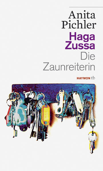 Haga Zussa ist eine Grenzgängerin: Sie reitet auf dem Zaun, sie sitzt zwischen Eingefriedetem und Offenem, sie befindet sich auf der Schwelle vom Heimischen zum Unheimlichen. Anita Pichler schildert in dieser von der Kritik hoch gelobten Erzählung die Geschichte einer Frau, die nach außen hin "funktioniert": Sie schlägt sich mit Gelegenheitsarbeiten durch, verteilt Fragebögen und erhält absurde Antworten. In einer der zahllosen Wohnungen, durch die sie streift, trifft sie jemanden, den sie einmal gekannt, aber aus ihrem Gedächtnis gelöscht hat - und erkennt, dass sie die Auseinandersetzung mit ihrer lange verdrängten und verleugneten Vergangenheit suchen muss.