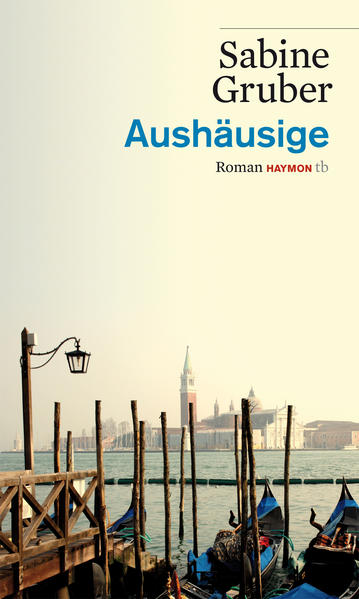 Das faszinierende Debüt von Sabine Gruber: In ihrem unverwechselbaren Ton erzählt sie von „Aushäusigen“, von Entwurzelten, verzweifelt Suchenden, die fremd sind und bleiben in jedem Zuhause, das sie beziehen. Eine davon ist Rita - einst aus dem Land ihres „Kindheitsschweigens“ nach Venedig aufgebrochen, geht nun ihre Liebe zu einem venezianischen Fischhändler in der dämmrigen Schönheit der Stadt zu Ende. Auch er ist ein Heimatloser, der sich nur ohne Haus zu Hause fühlt, ebenso wie Ritas Bruder Anton, zu dem sie sich flüchtet. Vor den Kulissen von Venedig und Wien schildert Gruber in eindrücklichen Bildern und mit großer Sprachintensität die Rettungsversuche gescheiterter Herzen und lässt im Hintergrund bereits sanft jene Ironie mitschwingen, die aus ihren späteren großen Romanen so vertraut ist.