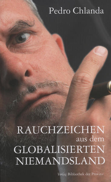 "Rauchzeichen" sind die konsequente Fortsetzung eines intensiven Reporter-Lebens mit anderen Mitteln. Nach 25 Jahren "Austria Wochenschau", parallel zu 17 Jahren "Kenya Newsreel" und 10 Jahren ORF-Doku: schließliche die ungeschminkten Bilder ohne den Umweg über Leinwand und Bildschirm - Bilder direkt im Kopf. Frei von redaktionellen Zwängen, frei von Rücksicht auf politische Empfindlichkeiten, gesellschaftliche Eitelkeiten und die ökonomischen Urängste der "unabhängigen" Medien - und frei für sarkastische Spekulationen über die (un)heimlichen Umtriebe hinter den globalisierten Kulissen. Akkurat in den Fakten, vernetzt im Kontext, ironisch in der Interpretation. Journalismus, der sich seinen Namen verdienen will: nämlich Vierte Gewalt im Staat zu sein - und nicht Fünfte Kolonne im Spiel der Mächtigen.