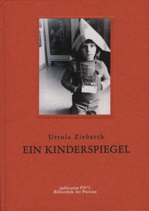 EIN KINDERSPIEL   »Spiegel: noch nie hat jemand wissend beschrieben, was ihr in euerem Wesen seid.   Ihr, wie mit lauter Löchern von Sieben erfüllten Zwischenräume der Zeit.   Ihr, noch des leeren Saales Verschwender -, wenn es dämmert, wie Wälder weit … Und der Lüster geht wie ein Sechzehn-Ender durch eure Unbetretbarkeit. Manchmal seid ihr voll Malerei Einige scheinen in Euch gegangen -, andere schicktet ihr scheu vorbei.«   In Jericho, vor zehntausend Jahren, mußten Menschen sich über Wasser beugen um ein zerfließendes, schon von ihrem Atem bewegbares Bild von sich selbst zu erblicken, ihren eigenen Augen zu begegnen, zu erstaunen vor sich. In der Menschheit ältester Stadt, in eben diesem Jericho, haben Archäologen keine Spiegel gefunden. Zweitausend Jahre später (achttausend Jahre vor uns ist das immer noch) lebten im anatolischen Çatalhüyük Menschen städtisch zusammen, und diese Städter hinterließen Spiegel, aus Obsidian gemachte, das ist schwarzes vulkanisches Naturglas, man polierte es in Çatalhüyük so fein, daß jeder sich in ihm entgegensehen konnte und im finsteren Glanz der blank geriebenen Erdausspeiung eine dunkle Wahrnehmung von seinem Gesicht gewann.   Perser, Ägypter, Juden besaßen polierte Metallscheiben, um sich zu spiegeln, Homer berichtet von Spiegelflächen aus Gold, es gab also Menschen, die sich in ihren Spiegeln entrückt in den Sonnenschimmer des Goldes sahen. Römer hatten Bronzespiegel, in Schottland fand man zu Spiegeln polierte Steinplatten der jüngeren Steinzeit. Der Mensch bedarf der Spiegel als einem Mittel der Erkenntnis, er will ein Bild von sich sehen können.   Wir Heutigen haben silberhintergossene Glasspiegel. Mit einer Versilberungs- und einer Reduktionsflüssigkeit wird chemisch Silber hinter Glas gebracht, nur 1/16000 Millimeter beträgt der Durchmesser des Silberhauches, der das Spiegelwunder bewirkt.   Man weiß Spiegel herzustellen seit achttausend Jahren, jedoch »noch nie hat jemand wissend beschrieben«, was sie in ihrem Wesen sind. Zauberkraft, glaubte man, hätten sie, und sagten wahr, »Spieglein, Spieglein an der Wand, wer ist die Schönste im ganzen Land?« War jemand gestorben im Haus, verhängte man die Spiegel, denn sie vermochten die Seele des Toten zu halten, er wäre auf ewig im Hause verblieben und gespenstig umgegangen, hätte man nicht ein Tuch über jeden Spiegel gehängt. Geheimnisse wurden in Spiegelschrift geschrieben und waren nur im Spiegel lesbar. Alles fangen Spiegel ein, das reglos vor ihnen Verweilende wie das was vorüberhuscht. Sie sagen nicht wahr, aber sie geben wahrhaft wieder. In einem äußersten Akt spiegelnder Kraft wirft ein Brennspiegel Sonnenlicht so heftig zurück, daß man Feuer mit ihm entzünden kann, der Spiegel vermittelt die Entbrennkräfte der Sonne, Vestalinnen benutzten Spiegel um die Heiligen Feuer auf diese Weise mit der reinen Sonne zu entflammen, Archimedes soll mit Brennspiegeln feindliche Schiffe vernichtet haben.   Gewöhnlich sind Spiegel kühl, so kühl, daß sie wie eine Eisfläche unseren Hauch annehmen, Sterbenden hielt man früher einen Spiegel vor den Mund um zu prüfen, ob sie noch atmen.   »Noch nie hat jemand wissend beschrieben«, was sie in ihrem Wesen sind - der Zauber, wenn man irgendwo, sei's im Foyer eines Theaters, in einem Cafe oder sonstwo in einem Spiegel an der Wand sieht, was um einen herum geschieht