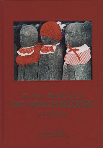 Sie. Noch haben sich ihre Wege nicht gekreuzt. Noch weiß das Schicksal nichts vom Unglück, das ihnen bevorsteht. Wir folgen ihnen. Aus sicherem Abstand haben wir sie beobachtet. Nun wollen wir mehr wissen. Der Versuch, sie nicht aus den Augen zu verlieren, gelingt. Schließlich kommen wir zu einem alten Mietshaus. Traurig sieht es hier aus. Trostlos. Der beige-braune Verputz bröckelt bereits. Die billigen, neuwertigen Fenster mit weißem Plastikrahmen sind völlig deplaziert. Wenige Jalousien sind hochgezogen. Unbewohnt sieht es aus. Sie öffnet die braun-orange Eingangstür, der noch deutlich der Touch der 60er-Jahre anhaftet, und betritt das Stiegenhaus. Doch wohin ist er verschwunden? Ein kurzer Blick auf das Türschild des Nachbarhauses bestätigt uns unsere Vermutung. Ja, hier wohnt er. Hier muß er sein. Sie wischt sich im Stiegenhaus den Regen aus dem Gesicht und schüttelt ihr Haar aus. Jeder Schritt hallt in der Kälte der Steintreppe tausendfach wieder. Kahl ist es. So wie Stiegenhäuser eben sind. Langsam und übermüdet schleppt sie sich Stufe für Stufe höher, bis sie endlich vor ihrer Wohnungstür steht. Sie sucht minutenlang in ihrer Tasche nach dem Schlüssel. Dann sperrt sie auf. Die Tür klemmt ein wenig. Über die Jahre hat sie sich verzogen. An ihr hängt jetzt ein Messingschild mit ihrem Namen. Sie tritt ein und läßt nach wenigen Schritten ihren Mantel in einen Ecke fallen. Aus den Schuhen schlüpft sie auf dem Weg zur Küche. Sie setzt Tee auf. Dann kauert sie sich in einen roten Ohrensessel. Ganz nah zieht sie die Füße an sich und vergräbt ihr Gesicht in den Knien. Wir sehen uns in der Wohnung um. Klein ist sie, nein, nicht klein, vielmehr überfüllt. Unruhig. Überall Antiquitäten. …