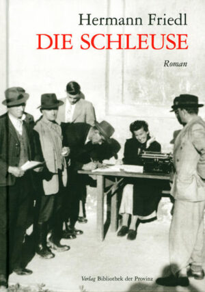 Das Sujet und die Erstling-Aura dieses Romans, den der damals junge Arzt Hermann Friedl in den späten 1940er Jahren, wie aus einem Guss geraten, niederschrieb, ist besonderer zeitgeschichtlicher wie literarischer Aufmerksamkeit wert. Sein Titel, »Die Schleuse«, bezeichnet markant als Mittelpunkt des Geschehens ein von einer evangelischen Wohlfahrtsorganisation mit Hauptsitz in den U.S.A. geleitetes Auswanderungsbüro, das im Herzen von Linz die Ausländer- und Flüchtlingsströme in der frühesten Nachkriegszeit sammelte, bündelte, protokollierte und unter der Kontrolle der amerikanischen Besatzungsmacht in die unterschiedlichsten Emigrationsländer lenkte. Der junge Autor Hermann Friedl entdeckte als kühler und in gleichem Maße mitfühlender Beobachter eine über viele Schicksale entscheidende Menschenschleuse, die auch die Möglichkeit des Scheiterns von Einzelpersonen, Paaren und Gruppen mit einbezog. »Ohne auf die Uhr zu sehen wusste sie, dass die nächste Viertelstunde noch ihr gehörte, weil niemand es eilig haben würde, ins Büro zu kommen. An den Wänden, in den staubigen Schränken, war die Zeit gehäufelt, in Papieren, aneinandergereiht, zu Schicksalen verdichtet, aber dazwischen waren die Jahre des Wartens, der Verzweiflung und der Vergeblichkeit und der Angst. Die Schicksale waren nummeriert, abgehakt mit roten, grünen und blauen Strichen und das hieß: ausgewandert am soundsovielten, nach New York, Toronto, Ohio, New Jersey und so fort.«