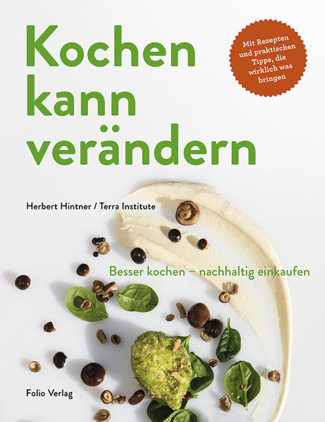 Das unverzichtbare Kochbuch für nachhaltige Ernährung. Regional, saisonal, bio und fair - jeder von uns kann beim Einkaufen und Kochen Gutes für sich und die Umwelt tun. Worauf aber sollten wir achten, wenn wir die Qual der Wahl haben und umweltbewusster einkaufen wollen? Dieses Buch gibt anhand alltagstauglicher Rezepte wie gefüllter Kalbsbrust mit Pffferlingen oder Flan vom gereiften Ziegenkäse mit Kürbisragout praktische, einfach umsetzbare Tipps für Einkauf, Zubereitung und Vorratshaltung unserer Lebensmittel: Warum ist weniger weißes Kalbﬂeisch gesünder? Kann man alles vom Kürbis essen? Und wann haben Pffferlinge und Ziegenkäse Saison? Zusätzliche Information: Terra Institute, 2009 in Brixen gegründet, Kompetenzzentrum für Innovation und Zukunftsfähigkeit von Wirtschaft und Gesellschaft. Terra berät Unternehmen im Bereich nachhaltige Unternehmensstrategien, neues Entrepreneurship und bei der Entwicklung „guter“ Produkte. www.terra-institute.eu