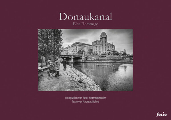 Wien: Inspirationsquelle Donaukanal – das Leben am Fluss, eine Stadt in der Stadt. Der bibliophile Bildband des Fotografen Hetzmannseder und des Philosophen Belwe erzählt von der Welt am Wasser. Der Donaukanal, einst „Wiener Arm“ genannt, bietet ein Wechselspiel von Altem und Neuem, von Idylle und Abgeschiedenheit, aber auch von Partys und Anarchie. Die poetischen Schwarz-Weiß-Fotos halten Gründerzeitarchitektur neben graffitiübersprühten Brücken und schicken Gastronomiebetrieben fest. Sie zeigen junge Menschen beim Feiern, Alte beim Zählen der Zeit und Punks und Sandler unter der Brücke. Durch die Texte Belwes, Heimito von Doderers, Karl Kraus’, Robert Musils, Stefan Zweigs, H. C. Artmanns und vieler weiterer namhafter Autoren wird das Bild Wiens am Wasser zu einer vielstimmigen Parabel der heutigen Gesellschaft.