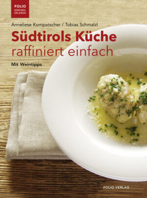 Der Kochbuch-Klassiker von Anneliese Kompatscher und Tobias Schmalzl. Spinatspatzln, Vollkorntagliatelle, Rohnennocken, Risotto und Rindsschulternahtl: Die renommierte Kochbuchautorin und der erfahrene Koch präsentieren Klassiker der Südtiroler Küche, raffiniert verfeinert und zum Nachkochen in einfache Rezepte verpackt. Das handliche Kochbuch versammelt rund 70 Rezepte für kalte und warme Vorspeisen, leichte Fleisch- und Fischgerichte sowie verführerische Desserts. Hier treffen bodenständige und fast vergessene bäuerliche Gerichte auf italienisch-mediterrane Leichtigkeit und zeitgemäße Interpretation. Mit klaren Anleitungen, Zubereitungstipps eines Profis und praktischen Verweisen auf regionale Produkte. -Rund 70 Rezepte - bodenständig und mediterran leicht -Gerichte, die sich leicht zubereiten lassen und gelingen -Mit Weintipps zu jedem Gericht -Ausgabe im handlichen Format zum Immer-wieder-Kochen im Alltag!