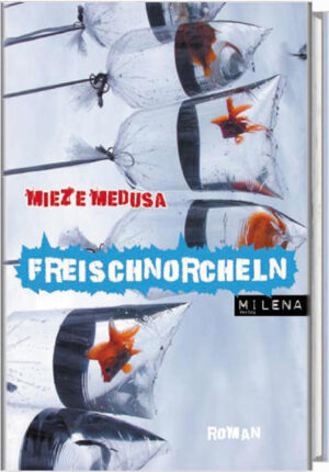 Nora will kündigen. Aber wie kündigen, wenn du dein eigener Chef bist? Ein Roman voll flirrender Eloquenz und spritzigem Humor für alle, die noch nicht so ganz erwachsen sind, es lange Zeit nicht waren oder niemals werden wollen! Der Debütroman von Wiens Poetryslam-Queen und HipHop-Lyrikerin Mieze Medusa, der garantiert Ihren Alltag versüßt. Sommer in der Stadt. Alles lichtdurchflutet und im Fluss. Nur die Fließrichtung stimmt nicht. Da das Schwimmen gegen den Strom nicht klappt, übt sich Nora Klein im Kopf über dem Wasser halten. Dieses ist leider im Steigen begriffen: Rechnungen und Steuerzahlungsnachforderungen trudeln ein, Aufträge für die junge, selbständige Grafikerin sind aber Mangelware. Raubzüge öffentlicher Büffets und Plündern von Werbeständen mit gratis Joghurtdrinks garantieren das Leben im Alltag trotz Dauerflaute im Portemonnaie. Die Existenzangst wird mit Sonnenbaden, zurückgeschraubten Ansprüchen und Zimmeruntervermietung bekämpft, bis Nora beschließt, dass auch ihr Privatleben neue Impulse benötigt. Der One-Night-Stand mit ihrem Verehrer und Auftraggeber Frank sorgt prompt für mehr Abwechslung als sie sich wünscht. Mit viel Witz und sprühendem Charme lässt Wiens Poetryslam-Queen und HipHop-Lyrikerin Mieze Medusa Noras ständig quengelndes, scharfzüngiges Karma das Leben der heutzutage so häufigen „ewigen Adoleszenz“ kommentieren.