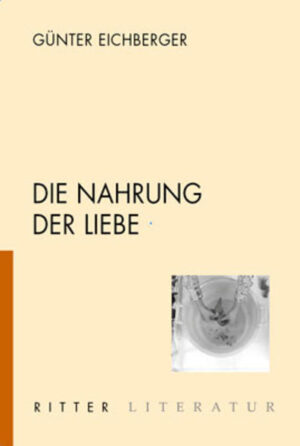 Ein Börsenspekulant, dessen Biographie deutlich an jene von George Soros erinnert, ist entführt worden. In einer ausladenden Verteidigungsrede versucht er sich gegenüber seinen stummen, gesichtslosen Entführern zu rechtfertigen, sei er doch selbst ein Revolutionär und einer der Ihren. Und wie dessen reales Vorbild ist Günter Eichbergers Investor davon überzeugt, Gott zu sein, und kommt auf die Idee, dass er selbst hinter der Geiselnahme stehen könnte. Als Autor des Monologs tritt ein Vielschreiber namens Griebl, der sich auf das literarische Ausbeuten biographischen Materials spezialisiert hat, in die Erzählung. Seine seltsam passive Existenz steht in denkbar großem Gegensatz zum Leben des Börsianers, das er sich zunehmend anzuverwandeln versucht. Ausgehend von der, nicht nur im Literaturbetrieb geführten Debatte um den Umgang mit urheberrechtlich geschütztem Sprachmaterial zwischen postmodernen Verächtern des Originalitätsbegriffs und traditionalistischen Verfechtern des Authentischen führt „Die Nahrung der Liebe“ ausgiebig Intertextualität vor. Eine Fülle von Zitaten und Anspielungen (Bakunin, Barthes, Enzensberger, Franzobel, Soros, Unsichtbares Komitee u.a.) durchzieht den Text, der auf virtuose Weise die Register avancierter literarischer Verhüllungs- und Entkleidungskunst zieht.