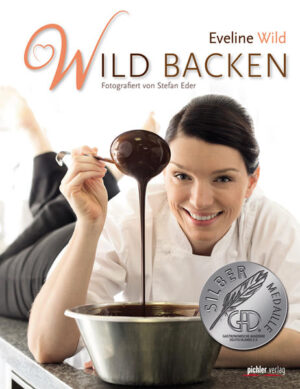 Das erste Buch von Fernsehköchin und Meister-Patissière Eveline Wild präsentiert zum einen köstliche Basisrezepte, mit denen man ohne viel Aufwand tolle Süßspeisen zaubern kann. Zum anderen kommen aber auch die Backfreaks nicht zu kurz - für sie werden die besagten Rezepte „auffrisiert“: Mit einigen Zutaten und Handgriffen mehr können sie sich einen Wow-Effekt nach dem anderen „erbacken“. Eveline Wild überrascht so alle Backbegeisterten mit neuen Ideen und gibt zahlreiche Tipps und Tricks zu den praktischen Arbeitsabläufen, die das Hantieren mit Butter, Eiern, Mehl und Co. einfacher machen. Kurze Step-by-step-Bildreihen animieren zum Nachmachen, fördern die Kreativität der Leserinnen und Leser und vermitteln das Gefühl „Das kann ich auch“. QR-Codes, die mit kurzen Video-Sequenzen hinterlegt sind, erlauben es, der Profi-Patissière genau auf die Finger zu schauen.