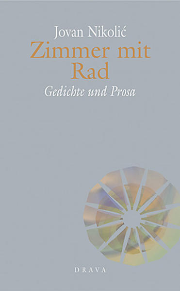 Ist es der zärtlich-raue Tonfall, die mit ironischen Noten durchbrochene Moll-Stimmung, der synkopische Rhythmus? Von der ersten Zeile an wird der Leser in Jovan Nikoli?s Universum hineingezogen. Ein Universum, in dem nichts Bestand hat. Gleich Wolkenfetzen verwandelt sich ein Bild ins andere: Träume greifen in die Wirklichkeit ein, rationale Vernunft und archaische Magie geraten einander in die Haare, Sartre misst sich an Superman, Tote kommunizieren mit Lebenden, belanglose Gegenstände mutieren zu unberechenbaren Lebewesen, und hinter der Trauer blitzt hämischer (Aber-)Witz. Jovan Nikoli? nimmt uns auf eine Reise mit, die aus einer engen Romasiedlung zunächst in die »weiße Stadt« Belgrad führt, dann weiter »gen Westen«, wo es kein Ankommen gibt. So zieht es ihn in Gedanken immer wieder zum Ausgangspunkt zurück - der Kindheit im baufälligen Haus seiner Eltern, in dessen Garten die Toten unterm Pflaumenbaum tanzen. Erzählende Gedichte und musikalisch komponierte Prosapoeme treten miteinander in Dialog