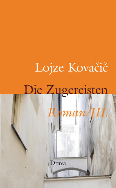 Der dritte Teil der Trilogie umfasst die selten thematisierten ersten Jahre des sozialistischen Jugoslawien bis zum Bruch zwischen Tito und Stalin im Jahr 1948. Am Anfang steht der Einzug der Partisanenarmee in das von den deutschen Truppen verlassene Ljubljana. In dichten, sich ständig wandelnden Szenen beschreibt Kova?i? das Gemisch aus Freude, Duckmäusertum und Aggressivität, das sich zu einem rauschhaften Volksfest steigert. Und mitten durch das Gedränge, getrieben von der Angst, als "Deutsche" erkannt zu werden, irrt diese Rumpffamilie, für die der Erzähler, kaum siebzehnjährig, die Verantwortung trägt: Mutter und Schwester, die nicht Slowenisch können, dazu die gehbehinderte Nichte im Leiterwagen. Zwei Welten, er steht in beiden, oder zwischendrin, vermitteln kann er nicht. Die Angehörigen werden ausgewiesen (wochenlang zwischen der jugoslawischen und österreichischen Grenze hin- und hergeschoben), er bleibt zurück, von Selbstvorwürfen geplagt, muss sich durchschlagen, manchmal durchmogeln, hin- und hergerissen zwischen Anpassung und Aufbegehren. Und findet nach und nach, indem er sich immer wieder mit dem Tod des Vaters auseinandersetzt, im Schreiben, das ihm zur »dritten Sprache« wird, so etwas wie eine erste, prekäre Heimat. In der literarischen Szene, die ihn neugierig beäugt und herumreicht, bleibt er, der ganz genau hinsieht, worüber andere lieber hinwegsehen, ein Underdog und Außenseiter. Nichts anderes will er werden, als was er von Anbeginn ist: peinlicher Beobachter und Chronist eines verrückten Zeitalters.