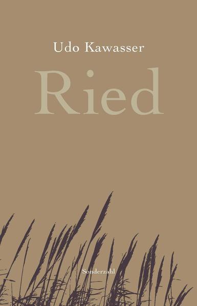 »Das Ried ist ein Geisteszustand«, denn auch eine Landschaft kann in Zeiten globaler Erwärmung ins Grübeln kommen und über ihre Biografie und die auf katastrophale Veränderungen hindeutenden Zeitläufe sinnieren. Insbesondere wenn es ums Lauteracher Ried geht, mit seinem entschiedenen Zug »zum Brüten und zum Eigenbrötlerischen«, in dessen feuchten Inneren es sowieso immer gärt.Nach den ersten beiden Bänden Unterm Faulbaum. Aufzeichnungen aus der Au (2016) und Ache. Ein Versuch (2018) legt der Vorarlberger Autor Udo Kawasser nun den dritten Band vor, in dem er die Natur auf originelle Weise zur Sprache bringt. Dabei bedient er sich des Kunstgriffs, die eigene Biografie mit der der Landschaft zu verschränken und erschreibt sich so die Möglichkeit, einen humorvollen, aber durchaus doppelbödigen Ton anzuschlagen, der immer wieder in paradoxe Situationen führt.So erfährt man von der Allergie des Rieds auf Gräserpollen, was es aber nicht davon abhält, bei Schlaflosigkeit seine Grashalme zu zählen, von seinen frühen Lektüren von Einstein und Che Guevara auf einer ausladenden Eiche oder seinem Ausbruch aus beengenden Verhältnissen, indem es »querfeldein« seinen Weg einschlägt: »Wer oder was riet dem Ried dazu? Erriet das Ried den Weg quer über die Felder ganz allein? Nur was tat das Ried, als es schließlich ins Ried geriet?« Es genießt beispielsweise die Freiheit, eine nackte Kuh auf der Weide zu sein, den täglichen Besuch der Ferne in Form von Wolken, die über seine Felder hinwegziehen, vielleicht sogar auf sie herabregnen, oder es schreibt sein erstes Gedicht über eine Tanne mit verdorrtem Spitz und »fragt sich, ob alle Dichter damit beginnen, über sich selbst zu schreiben.«Leichtfüßig treibt Udo Kawasser so sein unterhaltsames Vexierspiel, in dem er die Grenzen zwischen Landschaft und Mensch verschwimmen lässt. In kurz gehalten Kapiteln erzählt er hintersinnig von prägenden Erlebnissen des Rieds und seiner selbst und schafft so Raum für eine pointierte Auseinandersetzung mit der von den Menschen verursachten Zerstörung der Natur und der eigenen Lebensgrundlagen.