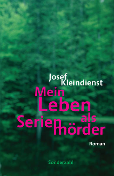 Als der Schriftsteller Konrad Mola am Morgen nach einer durchfeierten Nacht in seiner Wohnung erwacht, kann er sich nicht einmal erinnern, wie er nach Hause gekommen ist. Totales Blackout. Konfrontiert mit der Tatsache, dass in der Nähe der Bar, in der er abgestu?rzt ist, eine Prostituierte ermordet worden ist und er prompt ausgeforscht wurde, gerät er in einen realen Albtraum und macht sich auf die Suche nach der verlorenen Nacht.Was sich wie ein Kriminalroman anhört, ist bei Josef Kleindienst ein mit großem psychologischen Einfu?hlungsvermögen geschriebenes Porträt eines Mannes, der sich alles zuzutrauen beginnt, alles fu?r möglich halten muss, da er selbst keine Erinnerung an die besagte Nacht hat. Der Umstand jedoch, dass er erst Tage zuvor für eine TV-Produktion einen Serienmörder gespielt hat, lässt sein damaliges Unbehagen an der Rolle Realität werden. Aus der hypothetischen Frage am Filmset, ob er selbst in der Lage wäre, jemanden umzubringen, werden echte Ermittlungen, von ihm und gegen ihn: Bin ich ein Mörder?Mein Leben als Serienmörder ist ein rasant-lakonischer Roman über die Frage, welche Abgründe man vor sich selbst verborgen halten kann - atmosphärisch und fesselnd, zugleich voller Ironie und Humor.