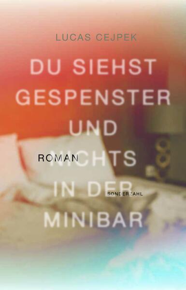 Mit seinem neuen Buch schlägt Lucas Cejpek ein neues Kapitel in der Geschichte des Essays auf. Was persönlich beginnt, entwickelt sich durch die äußeren Umstände der Pandemie zu einem öffentlichen Tagebuch. Du siehst Gespenster ist eine alltägliche Formulierung, die nicht an die Präsenz des Unheimlichen glaubt. Genau darum geht es in diesem Buch, das formal offen ist für Szenen und Listen zwischen Beschreibungen und Reportagen.Das Buch funktioniert als Netzwerk, das die unterschiedlichsten Begriffe und Personen miteinander verknüpft: Hilma af Klint malt 1906 auf Befehl ihrer Geister erste abstrakte Bilder, Michael Glawogger geht 2014 mit einer Filmkamera auf Weltreise und stirbt in Afrika, wie ihm prophezeit worden ist, 2022 erscheint der Roman Schauergeschichten von Péter Nádas, in Wien liest er aus seinen Memoiren Aufleuchtende Details. Lucas Cejpek hat ihn auf die Funktion der Fotografie für seine Literatur angesprochen.Die Fotografie hat die modernen Gespenster begleitet, als Mittel zur Beglaubigung ihrer Existenz. Der Film hat mit immer neuen Tricks ihre Wirkungsmöglichkeiten ausgeweitet, während die Literatur immer noch im Bann von Hamlets Vater steht, von seinem Geist und den Gespenstern der Romantik.In seinem Buch führt Lucas Cejpek vor, wie wir mit all dem umgehen können, gegenwärtig gewitzt, in Form von Abschweifungen und immer neuen Verschränkungen. Der Essay erweist sich einmal mehr als ungemein aufnahme- und verwandlungsfähig.Während der Pandemie war die Lektüre überregionaler Zeitungen für den Autor ein Ausgleich für persönliche Begegnungen. Das Hotel wurde für ihn zu einem ebenso nostalgischen wie utopischen Ort, als die Gästemappe und alle Hygieneartikel aus den Zimmern verschwanden. Die Minibar wurde nicht mehr befüllt.Die meisten Geister werden einmal gesehen und dann nie wieder, schreibt Roger Clarke in seiner Naturgeschichte der Gespenster von 2012, in der überwiegenden Zahl der Fälle werden diese Sichtungen nicht dokumentiert. Es gibt nur sehr wenige echte Gespenstergeschichten mit einem Anfang, einer Mitte und einem Ende.Cejpeks Gespensterbuch besteht aus Momentaufnahmen unterschiedlicher Form: persönliche Erinnerung, Beschreibung, Reflexion, Essay und Drama. Die Reihenfolge der einzelnen Passagen ist chronologisch und dramaturgisch bestimmt, durch motivische Zusammenhänge und Spannungsmomente: Gespenstergeschichten leben von der Überraschung.