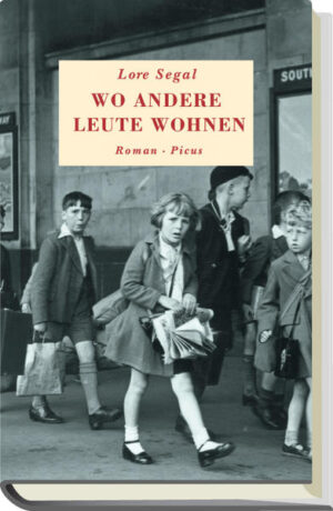 Im Dezember 1938, neun Monate nach dem »Anschluss« Österreichs an das Dritte Reich, verlässt Lore, ein zehnjähriges Mädchen, gemeinsam mit über hundert anderen jüdischen Kindern Wien mit einem Kindertransport. Für die nächsten sieben Jahre wird sie bei verschiedenen Gastfamilien in Großbritannien aufwachsen. Die Eltern können später mit einem Visum für Hausgehilfen nachkommen, ein Zusammenleben als Familie wird aber nie mehr möglich. 1948 geht Lore als Sprachlehrerin in die Dominikanische Republik, Anfang der fünfziger Jahre in die USA. Segal erzählt vom Kampf um die Persönlichkeit ohne den hilfreichen Kontext eines Elternhauses, einer heimatlichen Topographie und vertrauter Kultur. Die Jugendliche lernt im Exil, mit der unausgesprochenen Spielregel umzugehen, dass ihr Leben wohl gerettet ist, dass sie aber mit keinen weiteren Sicherheiten rechnen darf. Dieses Bewusstsein verhilft der Erzählerin zu ihrem außergewöhnlichen Sprechton. Er ist kühl und (selbst-)ironisch. Segals meisterhafte Erzählkunst setzt nicht auf Effekt, ihr intelligenter Humor nicht auf Emotionen - und doch ist »Wo andere Leute wohnen« ein unglaublich bewegendes Buch. Die bewegenden literarischen Erinnerungen an das Heranwachsen im Exil.