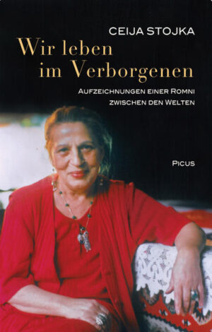 Als 1988 der erste Teil von Ceija Stojkas Erinnerungen erschien, läuteten das Buch und die charismatische Präsenz der Autorin eine neue Ära in der Geschichte der Roma und Sinti ein, deren Leiden - nicht nur - im Nationalsozialismus nicht länger hinter der Fassade einer künstlichen Romantik vertuscht werden konnten. Als Erste wagte sich Ceija Stojka aus dem Verborgenen hervor und tat nichts weiter als erzählen - mit großer Wirkung, etwa der Anerkennung der Roma und Sinti als österreichische Volksgruppe. Ceija Stojkas Erinnerungen aus den beiden Büchern »Wir leben im Verborgenen« und »Reisende auf dieser Welt« sind nun hier erstmals zusammengefasst und erzählen von der Kindheit in der Zeit der Pferdewagen, von der Verfolgung und dem Überleben in den Konzentrationslagern und von den Versuchen, in der Nachkriegswelt Fuß zu fassen, die neuerlich keinen Platz für Roma und Sinti vorgesehen hatte. »Ich habe zum Stift gegriffen, weil ich mich öffnen musste, schreien«, erklärte die Malerin, Sängerin und Autorin 2004 bei einer Ausstellung im Jüdischen Museum ihren Antrieb.Stojkas Erinnerungen werden durch Gespräche mit Karin Berger ergänzt, die auch in einem berührenden Essay aus der Welt Ceija -Stojkas nach ihrem Schritt ins Rampenlicht erzählt.