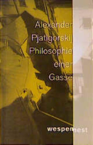 Philosophie einer Gasse ist eine Synthese aus Roman und philosophischem Traktat. Ort des Geschehens sind Gassen und Hinterhöfe im Zentrum Moskaus. Ende der 30er Jahre, vor dem Hintergrund des beginnenden Stalinschen Terrors, entwickeln einige frühreife Kinder ihre spontane Philosophie über Leben und Geschichte, Mystik und Sexualität. Die zwischen Witz und Schrecken hin und her springenden Gespräche der Kinder setzen sich nach dem Krieg als Unterhaltungen nunmehr junger Intellektueller an einem der berühmtesten Orte freien russischen Denkens, dem Raucherzimmer in der Leninbibliothek, fort. Ende der 70er Jahre trifft der Autor mit einem der Protagonisten seines Romans in der Emigration wieder zusammen. Wiederum lautet die Frage: In welchem Verhältnis steht das Denken zu seiner Zeit, und vermag es einer Zeit, die im Zeichen des Totalitarismus steht, standzuhalten? Ausgehend von realen Personen und anhand einiger mysteriöser Vorgänge führt der Autor in die Gebiete Kindheit, Esoterik, Religion, Philosophie und Antisemitismus. Eine hintergründige Geschichte zwischen Ost und West, eine kleine Teufelei am Rande der Aufklärung, ein Buch in der Tradition von Sternes "Tristram Shandy", Diderots "Jacques der Fatalist" und - natürlich - Michail Bulgakows "Meister und Margarita". Alexander Pjatigorskij wurde 1929 in Moskau geboren. Nach dem Studium der Philosophie lange Zeit Mitarbeiter des Instituts für die Völker Afrikas und Asiens. Verfasser diverser Wörterbücher und Studien zur indischen Philosophie, Aufsätze zu Strukturalismus und Semiotik, zahlreiche Arbeiten zu russischer Literatur und Geistesgeschichte. Bücher: "Symbol und Bewußtsein" (zusammen mit M. Mamardaschwili, 1978), "A Buddhist Philosophy of Thought" (1982), "Ausgewählte Werke" (russ. 1996)