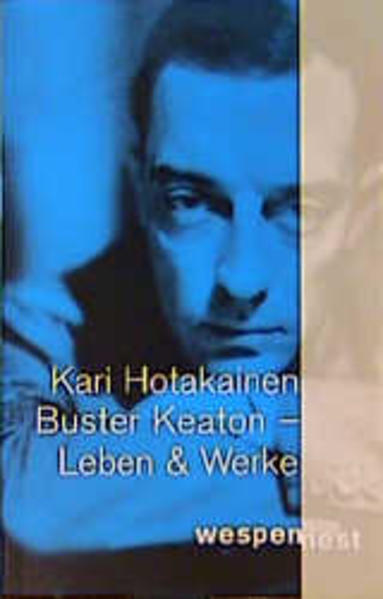 Buster Keaton - Leben und Werke ist keine Biographie im klassischen Sinn. Es handelt sich um ein unkonventionelles Porträt - nicht der Person, sondern des Phänomens Buster Keaton. In unterschiedlichen fiktiven Prosastücken nehmen die verschiedensten Personen zum Thema Stellung, von Busters Eltern, Ehefrau und Sohn bis Alice Miller, Clint Eastwood, Charlie Chaplin und Mike Tyson. Auch Buster selbst kommt zu Wort, um ausführlich seine Lebensphilosophie zu erläutern. Als gewitzter Erzähler erweitert Hotakainen seine Kartierung des Phänomens um surreale Momente ("Wo der Realist wohnt, ist der Surrealist zuhaus", lautet demgemäß eine Kapitelüberschrift) und versetzt Buster Keaton in die Gegenwart. Dargestellt wird eine Figur, die in Amerika ebenso zuhause ist wie in Finnland, in Österreich, in Deutschland und anderswo. "Meine Filme haben Erfolg, weil ich bin wie ihr", sagt Buster Keaton in Hotakainens Buch, dessen Credo letztlich lautet: Wir sind dem berühmten Komiker näher als wir vielleicht meinen, denn wir sind allesamt komische Figuren, die in einer Zeit leben, wo man verdammt leicht auf einer Bananenschale ausrutscht. Kari Hotakainen wurde 1957 in der westfinnischen Stadt Pori geboren. Geisteswissenschaftliches Studium, danach in der Werbeabteilung eines Verlages tätig. Schon sein literarisches Debüt mit dem Gedichtband "Harmittavat takaiskut" (Peinliche Rückschläge) weist den Autor als poetischen Schelm mit Talent zum spielerischen Umgang mit Sprache aus. Spätestens mit seinen Prosabüchern hat sich Hotakainen als eigenständiger und vielbeachteter Autor etabliert. Aufmerksamkeit erregte vor allem "Buster Keaton - Leben und Werke", ein Text jenseits aller Gattungsgrenzen, wie man ihn in Finnland und ebenso im deutschsprachigen Raum bis dato nicht gekannt hat. Kari Hotakainen wurde für seine Bücher bereits mit mehreren Preisen ausgezeichnet.