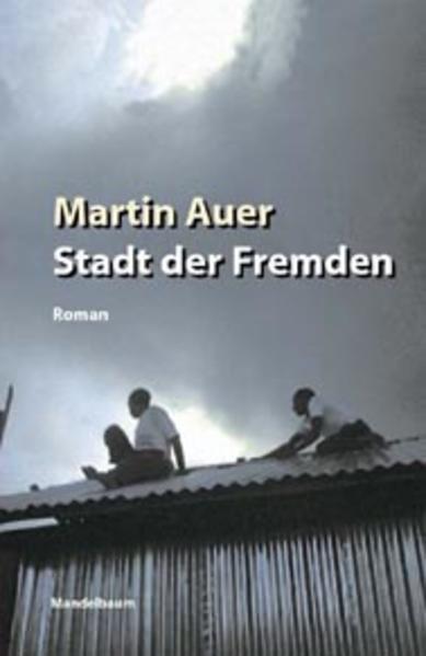 Dies ist der Roman über einen europäischen Schriftsteller, der - auf Vortragsreise in der afrikanischen Großstadt Nairobi - unvermittelt in die Affären der kenianischen Politik verwickelt wird und mit den erschreckenden und bedrohlichen Lebensverhältnissen der Slums konfrontiert ist. 'Nairobi riecht wie Frangipani und Diesel', notiert er. Schwarze Dieselwolken hängen in der Luft, doch die Frangipani-Bäume mischen ihr Honigparfum hinein. In Nairobi sind alle auf der Durchreise, auch die, die hier geboren wurden und hier sterben. 'Was soll ich hier?', fragt sich der Protagonist. 'Ich bin hier, um Vorträge über kreatives Schreiben zu halten. In vier Stunden jeweils soll ich aus meinen Werken lesen, Fragen beantworten und den Studenten zeigen, wie man auf Deutsch ein Gedicht schreibt. ´Kreatives Schreiben kann man gar nicht unterrichten.` Mit dieser Feststellung beginne ich meistens meinen Vortrag'. Schließlich verliebt sich der Held, schläft mit der falschen Frau, stolpert über eine Leiche und ist plötzlich mitten drin in einem Korruptionsfall. - Ein witziger und gleichzeitig trauriger Roman über das Verhältnis von Nord und Süd, Schwarz und Weiß, Frau und Mann.