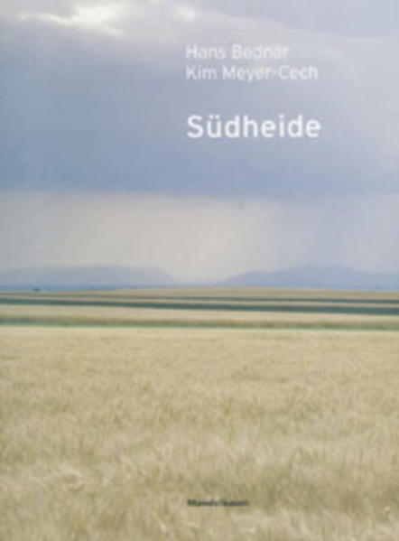 Die Autoren machen das Gesicht des namenlosen Landes südöstlich von Wien sichtbar. 30 Minuten mit dem Auto von Wien entfernt liegt zwischen Donau und Wienerwald eine wenig bekannte Region mit den Donauauen und dem Flughafen Schwechat, Weingärten und Industriedenkmälern, Kornfeldern und modernen Wohnsiedlungen - Südheide nennen sie die Autoren. Mit diesem Text-Bildband mit über 250 Vierfarbfotos führen die Raumplanerin und Spezialistin für Regionalentwicklung Kim Meyer-Cech und der Geograf Hans Bednar in eine enge Nachbarschaft der Großstadt Wien. Sie zeigen nicht nur zu landschaftlich schöne Orte, sondern informieren auch über historische Wurzeln und gegenwärtige politische wie soziale Spannungsfelder.