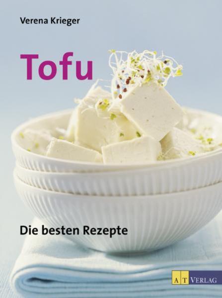 Tofu hat sich in der gesundheitsbewussten und vegetarischen Küche einen festen Platz erobert und dies mit gutem Grund. Denn der 'unscheinbare Weisse' hat einiges zu bieten und ist heute bei vielen ernährungsbedingten Gesundheitsproblemen mehr denn je gefragt. Tofu bietet hochwertiges, rein pflanzliches Eiweiss. Er ist fettarm, kalorienarm, leicht verdaulich und gänzlich frei von Cholesterin. Doch auch wer kulinarische Raffinesse schätzt, kommt auf seine Rechnung, denn Tofu besticht durch eine ausserordentliche Wandlungsfähigkeit. Das zeigen die 90 attraktiven Rezepte der bekannten Fachfrau Verena Krieger: roher Tofu in Salaten und Vorspeisen, Suppen mit Tofu, Tofu als ideale Füllung, in Eintöpfen, aus der Bratpfanne oder in Ofengerichten wie Aufläufen, Quiches und Kuchen bis hin zu feinen süssen Überraschungen. Ergänzt werden die Rezepte durch Hintergrundinformationen, Tipps für die Küche, wertvollen Hinweisen zur Verwendung bei gesundheitlichen Problemen und einer Anleitung zum Selberherstellen von Tofu. Fotografiert von König & König. Rezeptbeispiele aus dem Inhalt Baumnuss-Pâté Kresseschiffchen Salade niçoise Spinatstrudel mit Tofu Won Ton Indisches Pilaf Aubergines orientales Tofuburger Tofu créole Zitronen-Soja-Plätzchen Waadtländer Tofu-Schmortopf Moussaka Amerikanisches Maisbrot Birnen-Smoothie Heidelbeeer-Tofu-Kuchen Apfelstrudel und 75 weitere Rezepte