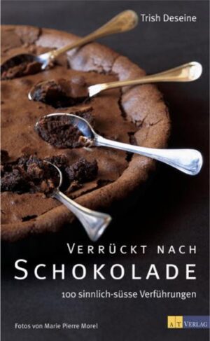 Das Buch für all, die Schokolade lieben - sei es als Kleinigkeit zum Knabbern, als Kuchen oder Mousse, als Konfekt oder als elegante Komposition für eine Einladung. Trish Deseine hat in diesem Buch 100 einfache und originelle Rezepte für Schokoladensüchtige zusammengetragen. „Verrückt nach Schokolade“ ist in Kapitel unterteilt, die sich am Rhythmus des Alltags orientieren und unseren wahren Bedürfnissen gerecht werden. Es enthält einfache und dennoch attraktive und neuartige Rezepte - denn wer will sich einen halben Tag in die Küche stellen, um einen komplizierten Schokoladenkuchen zu backen, wenn er nur Lust auf ein, zwei Happen Süsses hat? Die Rezepte sind allesamt leicht zuzubereiten und gelingen immer. Begleitet werden sie von einer Fülle verführerischer Bilder.