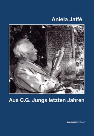 Aus C.G. Jungs letzten Jahren In diesem Buch – eine Neuerscheinung von Aufsätze zur Psychologie C G. Jungs – finden sich biographische Beiträge zur Persönlichkeit und zum Wirken C.G. Jungs. Aniela Jaffé beschreibt die Eranos-Tagungen, wo Jung alljährlich mit bedeutenden Wissenschaftlern aus verschiedenen Fachrichtungen zusammentraf, und gibt Einblick in die besondere Atmosphäre dieser interdisziplinären Gespräche. In einem weiteren Teil beleuchtet sie die letzten Lebensjahre C.G. Jungs. Die Ausführungen, die auf persönlichen Erfahrungen der Autorin beruhen, vervollständigen in einfühlsamer Weise ihre Jung-Biographie. In vier weiteren Beiträgen geht sie mehr auf bestimmte Bereiche des Jungschen Gedankengutes ein. Erläuterungen zur Parapsychologie, Alchemie, zum Aberglauben aus psychologischer Sicht folgen in diesem zweiten Teil. Abgerundet wird er durch eine Diskussion des Begriffes einer Einheitswirklichkeit. Aniela Jaffé Als Herausgeberin der Biographie Erinnerungen, Träume, Gedanken von C.G. Jung ist Aniela Jaffé einem großen Leserpublikum als lebendig und klar schreibende Autorin bekannt geworden. Es ist ihr Verdienst, in vielen Publikationen die wichtigsten Grundzüge der jungschen Psychologie überschaubar und verständlich dargelegt zu haben. Sie arbeitete neben ihrer publizistischen Tätigkeit als Analytikerin in Zürich.