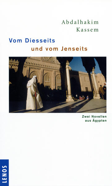 Weil er die Wohnungsmiete nicht mehr bezahlen kann, verlässt der koptische Schirmmacher Awadallah seine Stadt in Unterägypten. Mit Frau und Kindern zieht er über Land, bis ein barmherziger Dorfbewohner die Familie aufnimmt. Doch was gut gemeint ist, wird für den mittellosen Mann zur Katastrophe. Die ortsansässige rührige Muslimbruderschaft nützt seine Situation für ihre eigene Sache aus. Sie organisiert umgehend Unterkunft, Arbeit und Kleidung für die bedürftige Familie. Im Gegenzug wird dem wehrlosen Mann eingeredet, er wolle doch seinen Glauben wechseln. Höhepunkt dieses Vorgangs soll die Feier seines öffentlichen Bekenntnisses zum Islam werden, der das ganze Dorf entgegenfiebert - und die die geistliche und weltliche Elite wider besseres Wissen nicht verhindert. Noch tiefer ins Religiöse führt die zweite Novelle. Darin folgt der Autor nach Begräbnis und Trauerzeremonie den 'Vorgängen im Grab', der Befragung des Toten über seine guten und seine schlechten Taten durch die beiden Engel, deren Erscheinen der Koran in mehreren Versen ankündigt. Es ist eine phantastische Reise ins Leben nach dem Tod. Abdalhakim Kassem gehört zu jener Generation ägyptischer Schriftsteller, die in den sechziger Jahren neue Schreibweisen entwickelten - Schreibweisen, in denen die scharfe Kritik ebenso ihren Platz hat wie der 'natürliche' Schritt ins Phantastische.