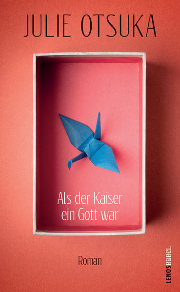 Endlich erscheint der Debütroman der japanisch-amerikanischen Erfolgsautorin Julie Otsuka auf Deutsch. Er wurde u.a. mit dem Asian American Literary Award ausgezeichnet und in zahlreiche Sprachen übersetzt. Ein sonniger Frühlingstag im Jahr 1942, Berkeley, Kalifornien. Am Postamt liest die Mutter den Evakuierungsbefehl, geht nach Hause und beginnt die wichtigsten Habseligkeiten der Familie zusammenzupacken. Wie Zehntausende weitere japanischstämmige Amerikaner in den Westküstenstaaten betrachtet man sie als Sicherheitsrisiko, seit die USA mit Japan im Krieg stehen. Schnörkellos, präzise und aufwühlend erzählt Julie Otsuka in ihrem Roman von der wachsenden antijapanischen Stimmung unter den bislang so freundlichen Nachbarn, der Deportation in ein Internierungslager im Wüstenhochland von Utah, den prekären Verhältnissen in den Baracken hinter Stacheldraht, von Angst und Einsamkeit - und schließlich von der Rückkehr der Familie, für die nichts mehr so sein wird wie zuvor. Indem die Autorin ein beschämendes Kapitel US-amerikanischer Geschichte ausleuchtet, greift sie zugleich eine universelle Thematik auf: rassistische Vorurteile und gruppenbezogene Menschenfeindlichkeit, heute so aktuell wie vor 75 Jahren.