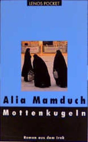 In ihrem sinnlichen und poetischen Roman 'Mottenkugeln' schildert Alia Mamduch - aus der Sicht eines Mädchens - die Welt der Frauen im Bagdad der fünfziger Jahre. Trotz sozialer und sexueller Unterdrückung lassen sie sich nicht unterkriegen. Huda, die Protagonistin und aufmüpfige Ich-Erzählerin, ist gerade neun Jahre alt, als ihr Vater, ein irakischer Polizeioffizier, ihre aus Syrien stammende, an Tuberkulose erkrankte Mutter verstösst und eine jüngere Frau heiratet. Huda und ihr kleiner Bruder bleiben bei Grossmutter, Tante und Grosstanten zurück. Alle zittern vor dem despotischen Vater, der die Familie regelmässig besucht, nur Huda, 'ein Ausbund an Aufsässigkeit' mit einer 'Haut wie Krokodilleder', wagt es, ihm die Stirn zu bieten. Den Verlust der Mutter überwindet Huda nicht, doch er schärft ihren Blick für die familiären und gesellschaftlichen Ereignisse.