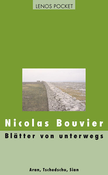 "Eine Reise braucht keine Beweggründe. Sie beweist sehr rasch, daß sie sich selbst genug ist. Man glaubt, daß man eine Reise machen wird, doch bald stellt sich heraus, daß die Reise einen macht - oder kaputtmacht", schreibt der Genfer Schriftsteller und Fotograf Nicolas Bouvier (1929-1998) im Vorwort zu seinem ersten Buch "Die Erfahrung der Welt", mit dem er zum Kultautor einer ganzen Generation von Reisenden und Reiseschriftstellern wurde. Bouviers Philosophie des Reisens, seine Offenheit fremden Menschen, Kulturen und Landschaften gegenüber und seine Kunst, die bereisten Welten neu zu erschaffen und in Poesie zu verwandeln, prägen alle seine Reisebücher. So auch den vorliegenden Band, der 1990 unter dem Titel "Journal d'Aran et d'autres lieux" erschien und in dem Bouvier drei "Blätter von unterwegs" vereinigt. In seiner unvergleichlichen Art unterwegs war er auf den der irischen Westküste vorgelagerten Aran-Inseln, auf der südlich von Korea gelegenen Vulkaninsel Tschedschu und in Sian, einem der Zentren des klassischen China. Ob aus dem europäischen Nordwesten oder aus Fernost: Nicolas Bouviers brillante Destillate aus seinen "Erfahrungen" sind literarische Kleinode.