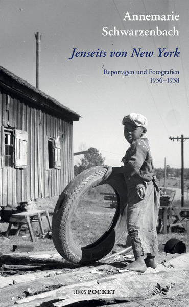 Zwischen 1936 und 1938 reiste Annemarie Schwarzenbach zweimal in die USA, um über die wirtschaftlichen und sozialen Schwierigkeiten zur Zeit der "Großen Depression" zu berichten und "jenseits von New York" ein anderes Amerika zu entdecken. Mitten im "Kampfgebiet" der Südstaaten besuchte sie Fabriken, Plantagen, Gefängnisse, Arbeitersiedlungen und -schulen und sprach mit den von der Krise direkt Betroffenen. In ihren Texten nimmt sie unsentimental und doch engagiert Partei für die sozial Benachteiligten, bestechend ist ihr Blick für die Atmosphäre der oft zerstörten (Industrie-)Landschaften als Spiegelbild der demoralisierten Bewohnerinnen und Bewohner. "Jenseits von New York" versammelt Schwarzenbachs beste Amerika-Reportagen und -Fotografien aus jener Krisenzeit und unterstreicht ihre Bedeutung als eine der wichtigsten Vertreterinnen des Schweizer Fotojournalismus vor dem Zweiten Weltkrieg. "... alles, was ich zu hören bekam, war: dass es sich nicht lohne, sich gegen das Elend zu wehren, denn wer einmal arm sei, bleibe arm ..., auch im Land der unbegrenzten Möglichkeiten." (Annemarie Schwarzenbach)