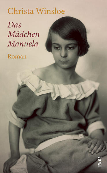 Manuela wird nach dem Tod ihrer Mutter in eine Internatsschule fu?r Töchter von Militärangehörigen gebracht. Sie erlebte bis dahin eine glu?ckliche Kindheit mit vielen Freiräumen - nun soll sie sich an Zucht und Ordnung gewöhnen. In der neuen Umgebung ist sie unglu?cklich, der einzige Lichtblick ist das fu?rsorgliche Fräulein von Bernburg. Nachdem Manuela die männliche Hauptrolle in einem Theaterstu?ck spielen durfte und von allen bewundert und gefeiert wird, gesteht sie öffentlich ihre Liebe zu von Bernburg und berichtet auch von deren Zuneigung zu ihr. Ein Skandal. Manuela darf ihre geliebte Lehrerin nicht mehr sehen und stu?rzt in tiefe Verzweiflung. Ihr Leben endet in einer Tragödie. Christa Winsloes autofiktionaler Roman widerspiegelt ihre eigenen traumatischen Kindheitserfahrungen. Ihr gelang nicht nur eine mutige Kritik an Rollenvorstellungen und Erziehungsmethoden am Beginn des zwanzigsten Jahrhunderts. Mit der psychologisch subtilen Darstellung lesbischer Liebe und dem Wunsch nach weiblicher Selbstbestimmung wirkt er auch u?berraschend modern. Die Verfilmung "Mädchen in Uniform" (1958) mit Romy Schneider und Lilli Palmer war ein Welterfolg.