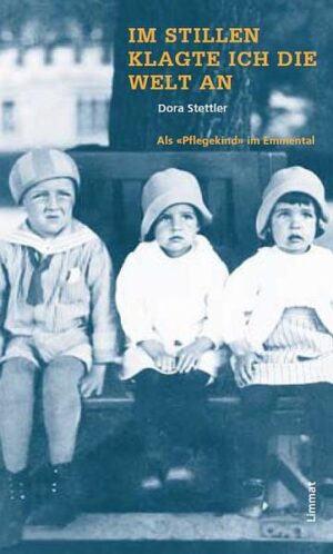 Im Sommer 1934 werden zwei Mädchen aus der Stadt Bern auf einen abgelegenen Bauernhof in Pflege gegeben. Die Mutter will nach der Scheidung wieder heiraten, dabei stören die Kinder. Auf dem Hof herrscht ein harsches Regiment, die beiden werden als ‹Gratismägde› ausgenutzt, sie müssen neben der Schule hart arbeiten, erhalten wenig zu essen und werden wegen Kleinigkeiten verprügelt. Und nicht genug: Sie werden verhöhnt, und der Bauer erweist sich als Lüstling. Dann kommen die Missstände aus, die Kinder werden umplatziert. Aber sie kommen vom Regen in die Traufe: Wieder verrichten sie harte Arbeit, dabei werden sie von einer launischen ‹Mutter› gequält. Als nach vier Jahren ihr Vater sie endlich zu sich holen kann, sind die Elf- und Zwölfjährige für ihr Leben geprägt: vom Gefühl, nichts wert zu sein. Dora Stettler erzählt mit feinem Gespür für die wichtigen Details von all den kleinen und grossen Grausamkeiten ihrer vier Jahre als 'Angenommene', die sie bis heute verfolgen.