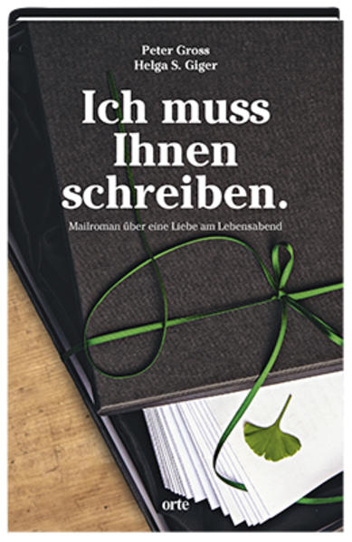 Die Tochter findet im Nachlass des verstorbenen Vaters eine Schachtel mit ausgedruckten Mails. «Es geht nicht anders … Ich muss Ihnen unbedingt schreiben.» Dieser erste Satz macht klar: Ihr Vater korrespondierte in den letzten Jahren seines Lebens mit einer ihr unbekannten Frau. Der Fund wirft Fragen auf. Warum hat er nie mit ihr über seine neue Beziehung gesprochen? Warum hat er ihr die neue Frau in seinem Leben nie vorgestellt? Führte er ein Doppelleben? Und darf sie diese Mails überhaupt lesen? Die Neugier obsiegt: Die Tochter liest weiter. Sie erkennt, dass die Briefe eine Liebesbeziehung zweier Menschen im hohen Alter widerspiegeln. Sie sind geprägt vom Bewusstsein, dass ihnen nicht mehr viel Zeit bleibt. Während die unbeschwerten Begegnungen seltener werden, nehmen Krankheiten und Schwächen zu. Schliesslich verabschieden sie sich voneinander, weil Schreiben und Lesen nicht mehr möglich sind. Die Tochter staunt über die für sie neuen Seiten des Vaters und macht sich auf die Suche nach seiner Geliebten.