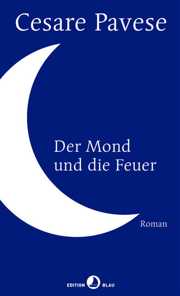 Der Roman führt ins Piemont, Ende der Vierzigerjahre. Der Erzähler, gut zwanzig Jahre zuvor aufgebrochen, sein Glück in Amerika zu machen, kehrt in sein Dorf zurück. Die Landschaft der Kindheit liegt vor ihm, die Rebhügel, der Fluss mit dem abschüssigen Ufer, die Eisenbahnlinie. Hier ist er, als angenommenes Kind, in einer Kleinbauernfamilie aufgewachsen, hier geschah die Entdeckung der Welt. Aber viel ist seither passiert. Von Nuto, seinem einzigen verbliebenen Freund, erfährt er, wie der Faschismus das Dorf gespalten hat, dass der Kampf auf der Seite der Partisanen den Weggefährten das Leben gekostet hat und nicht Freudenfeuer, sondern Feuer der Wut und Verzweifl ung auf den Höhen entfacht wurden. In Der Mond und die Feuer, Paveses letztem Roman, leuchtet mit der mythischen Hu?gellandschaft der Langhe auch die Schönheit des Erzählens auf. Urbilder menschlicher Erfahrung - der Baum, das Haus, die Reben, der Abend, das Brot, die Frucht - erzeugen eine magische Melancholie. Virtuos verdichtet verhandelt Pavese die großen, auch in unserem Jahrhundert relevanten Themen der Weltliteratur: Auswanderung und Heimkehr, Verwurzelung und Entwurzelung, Widerstand.