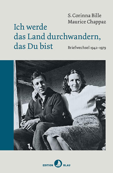 Corinna Bille und Maurice Chappaz waren ein Liebespaar, ein Schriftstellerpaar und später Eltern von drei Kindern. Um sich jeder ein eigenes Leben zu bewahren, entschieden sie sich für die Nähe auf Distanz, wohnten meist getrennt oder waren viel auf Reisen. Diesem Umstand verdanken wir einen so umfassenden wie faszinierenden Briefwechsel, fast vom Tag ihrer ersten Begegnung 1942 an bis zum Tod von Corinna Bille im Jahr 1979, der nun erstmals auf Deutsch erscheint. Wir lesen berührende, zärtliche Liebesbotschaften wie auch Zeilen gegenseitiger Enttäuschung, und wir verfolgen den intensiven Austausch zur Entstehung zweier Lebenswerke, die damit verbundenen Krisen, das Ringen um den zum Schreiben unabdingbaren Freiraum inmitten von Familie, finanzieller Bedrängnis und täglichen Sorgen. Und wenn etwa der Grenzsoldat Maurice Chappaz den Dienstalltag beschreibt und Corinna Bille die Schwierigkeiten, für ihr zu Beginn verheimlichtes Kind zu sorgen, werden auch die zeitlichen Umstände greifbar, wie hier die Auswirkungen des Kriegs in der Schweiz, was aus dem Schriftsteller-­Briefwechsel zudem ein besonderes Zeitdokument macht.