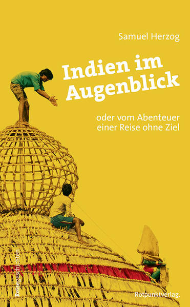 Über einen Zeitraum von mehr als einem Jahr bereiste Samuel Herzog Indien, war unterwegs in sämtlichen Bundesländern. Dabei entstanden zahlreiche wunderbar leichtfüßige Texte, Aperçus, allesamt ausgehend von einem bestimmten Augenblick an einem bestimmten Ort. Oder vielmehr von einem Foto, das diesen einen Augenblick festhält. Es sind kurze Betrachtungen, überraschende Begegnungen sowie Reflexionen über Gott (bzw. die Götter) und die Welt. Oft ist Samuel Herzog zu Fuß unterwegs. Ein Flaneur in Indien. Mit wachem Geist und viel Neugier lässt er sich trieben, blickt um sich, hält inne. Dabei kommt er immer wieder ins Sinnieren. So auch in Bastar, als er auf dem leeren Marktplatz sitzt und die Frauen in ihren leuchtenden Saris sieht, die Männer mit hängenden Bäuchen und gestählten Hemden, die Lastwagen, Ochsenkarren und rollenden Verkaufsstände. Der immer gleiche Alltag. Doch liegt nicht gerade darin oft das Außergewöhnliche? Und ist nicht der Stillstand die Essenz des Reisens?