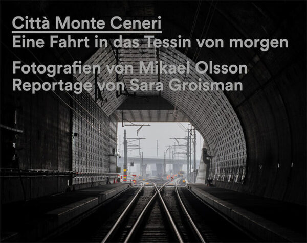 Im Dezember 2020 wird der Ceneri-Basistunnel dem Betrieb übergeben, der letzte wichtige Baustein des Eisenbahn-Grossprojekts AlpTransit. Er wird sowohl den internationalen Warenverkehr als auch die künftige Entwicklung des Kantons Tessin stark beeinflussen, in dessen Kultur auch heute noch die Unterscheidung zwischen diesseits und jenseits dieses Gebirgsübergangs – Sopraceneri und Sottoceneri – tief verwurzelt ist. Dank des Tunnels und der verkürzten Fahrzeiten verschmelzen die Städte Lugano, Bellinzona und Locarno zu einem Lebens- und Wirtschaftsraum, einer «Città Monte Ceneri» sozusagen. Das Buch nimmt uns in den Fotografien von Mikael Olsson vor der Inbetriebnahme mit in die Umgebung und das Innere des Tunnels: Ein stilles, abstraktes Universum, das in Sara Groismans Textreportage von vielfältigen lokalen Stimmen und Standpunkten belebt wird. Ergänzt wird der Band durch ausführliche Informationen zu Planung, Bau und Betrieb des Basistunnels.