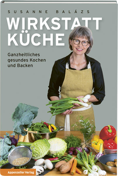 Das lange Warten hat ein Ende: Susanne Balázs ist zurück mit ihrem Standardwerk zum ganzheitlichen gesunden Kochen und Backen. Viele Menschen leiden unter Beschwerden, die von Lebensmitteln verursacht werden. Das Buch bietet allgemeine Informationen zu Nahrungsmittelunverträglichkeiten und Allergien, und gibt auch konkrete Tipps und Ideen für den Alltag. Die sorgsam überarbeitete Drittauflage ist nicht nur gemäss neusten Erkenntnissen aktualisiert, sondern mit frisch erprobten Rezepten erweitert. Sie beweisen, wie sinnlich und gluschtig die nahrungsmittelverträgliche Küche sein kann.