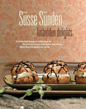 Das Kochbuch 'Süsse Sünden' verbindet Genuss und Ästhetik auf überzeugende Weise. 70 internationale, klassische Rezepte bilden die Grundlage des Buches, das in 7 unkonventionelle Kapitel aufgeteilt ist. Diese orientieren sich für einmal nicht an den Zutaten, sondern an gewissen Situationen und Stimmungen und unterstreichen so die Attraktivität des Kochbuches. Eingeleitet werden die Kapitel mit den klingenden Namen 'love bites', 'diet killers' oder 'uplifters' von Textbeiträgen prominenter Frauen wie Thea Dorn, Milena Moser und Doris Knecht. Entsprechend richten sich Konzept, Aufbau und Gestaltung von 'Süsse Sünden' mit seinem urbanen Stil an all jene, die einfach leidenschaftlich gerne der süssen Verführung nachgeben. Die Fotografien von Jérôme Bischler zeichnen sich durch eine aussergewöhnliche Liebe zum Detail aus, welche die Sinne inspiriert und kunstvoll Fashion und Food kombiniert.