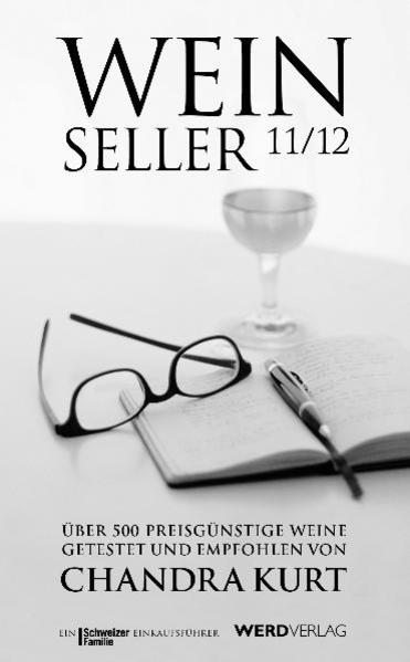 Gute Weine müssen nicht teuer sein - und dank dem 'Weinseller' von Chandra Kurt findet man sie im Handel auch problemlos. Die bekannte Schweizer Weinautorin stellt in der 14. Ausgabe des 'Weinsellers' wiederum das Kernsortiment des Schweizer Detailhandels vor. Alle Anbieter sind darin vertreten: Aldi, Coop, Denner, Lidl, Manor, Globus, Spar und Volg. Über 500 Weine - alle neu verkostet - werden beschrieben und bewertet, dazu kommen durchgängig Angaben zu den enthaltenen Traubensorten sowie Tipps, mit welchen Speisen die Tropfen harmonieren. Trotz Fokus auf das Schweizer Weinschaffen werden Abfüllungen aus der ganzen Welt präsentiert - eine Selektion, die Chandra Kurt persönlich empfehlen kann. Preislich bewegt sich die Mehrzahl der Flaschen bei rund 15 Franken, wobei es auch teurere und günstigere gibt. Damit bleibt der 'Weinseller' das Standardwerk für den preisbewussten Einkauf - ein Kultbuch für Weinliebhaber.