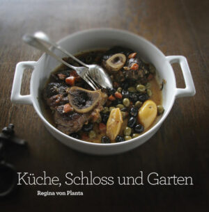 Küche, Schloss und Garten gibt einen Einblick in die Kochkunst der Ardèche und ist gleichzeitig eine Entdeckungsreise in diese südfranzösische Region. Die ausgewählten Rezepte sind eine wunderschöne Mischung aus mediterranen Traditionen im Süden und den sehr nahrhaften und rustikalen Gerichten des Nordens der Region. Berühmt ist die Ardèche für ihren Ziegenkäse und Maroni, aber auch in der Cuisine schwingen Erinnerungen an steinige Felder, schroffe Burgen, abgelegene Höfe und beeindruckende Steinmauren mit. Sie ist geprägt von der Berglandschaft, von Flüssen, in denen sich Aale tummeln, von Felsenbecken voller Forellen und vom Herbst, der eine Fülle von Wein, Wild und Pilzen bringt. Trotzdem ist die Natur hier nicht nur freigiebig: Der steinige und trockene Boden und das steile, in viele Terrassen unterteilte Gelände machen Landwirtschaft und Kochen mit lokalen Produkten zu einem Liebesdienst - so auch dieses Buch.