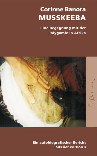 ›Musskeeba‹: So bezeichnet man in Mandinka, der verbreitetsten Sprache Gambias, eine nicht mehr junge, reife Frau. Musskeeba nennt man aber auch die erste Frau eines in Polygamie lebenden Mannes. Corinne Banora ist eine Musskeeba. In der Romandie, wo sie lange Zeit lebte, hat sie, eine Schweizerin, Demba, einen aus Gambia stammenden Wirtschaftsflüchtling, geheiratet. Es war eine Liebesheirat. Doch zwei Monate nach ihrer Hochzeit erlebt sie einen Schock. Demba eröffnet ihr, dass er sich später eine zweite Frau nehmen werde, eine Cousine väterlicherseits. Dies wurde bereits vor seiner Emigration aus Gambia mit seinem Vater abgesprochen, der ihm den Segen dazu gab. Das Thema Polygamie hatte sie bisher kaum beschäftigt, damit hatte sie nicht gerechnet. Corinne Banora begann sich intensiv mit Kultur und Religion ihres Mannes auseinanderzusetzen, trat später sogar zum Islam über. Einige Jahre danach beschloss sie während einer tiefen Lebenskrise, mit ihrer kleinen Tochter nach Gambia zu reisen und Dembas Zweitfrau Awa aufzusuchen. In der Art eines intimen Tagebuches beschreibt sie diesen etwa ein halbes Jahr dauernden Aufenthalt in der afrikanischen Gemeinschaft. Musskeeba ist eine kritisch beobachtete, kluge Kulturreportage über den Alltag, über die Erlebnisse mit ihrer geliebten Tochter, über Freundschaft, Eifersucht, Aberglauben, afrikanische Lebensfreude, aber auch über Schmutz, Krankheiten, Hinterlist und Missgunst in einem sozialen Biotop ohne Zukunftsperspektive. Sie gibt einen ungemein lebendigen Einblick in diese halb islamisch, halb animistisch geprägte Kultur. Den dramatischen Handlungsfaden liefert die Auseinandersetzung mit der Nebenbuhlerin Awa. Eine vorsichtig zurückhaltende Freundschaft wandelt sich zum konfliktgeladenen Nebeneinander und schliesslich zur offenen Feindschaft. Ihre Erlebnisse veranlassen die Autorin immer wieder zu Reflexionen über die afrikanisch-islamische Kultur und die Lage der Frauen in den Ländern Westafrikas. Sie spricht aber auch zu all den Frauen, die sich als ›westliche Opfer‹ der Polygamie in ähnlicher Lage wie sie selbst befinden. Ihre Begegnung mit der fremden Kultur hat Corinne Banora manche Illusionen genommen, aber zugleich ihr Verständnis und ihre Liebe für die Menschen Westafrikas stärker und reifer gemacht.