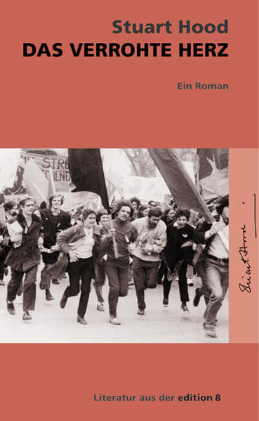 68 und die Folgen: Ein englischer Kommunist verliebt sich in eine deutsche Aktivistin der Neuen Linken, die in den Terrorismus abgleitet. Wie weit kann oder darf kritische Solidarität gehen? Muss sich das Herz im Dienst der politischen Sache verhärten? Wie in seinem bewegenden autobiografischen Bericht Carlino behandelt der schottische Autor Stuart Hood im Roman Das gnadenlose Herz zentrale Fragen politischen Engagements. Hood verkehrte um 1970 mit dem deutschen Schriftsteller Erich Fried, dessen Gedichte er ins Englische übersetzte. Frieds Londoner Haus war damals eine exterritoriale Anlaufstelle für die ausserparlamentarische Opposition in Deutschland, wobei Hood dort nicht nur Dutschke und andere Studentenführer, sondern auch etliche spätere Mitglieder der Roten Armee Fraktion kennen lernte. Ihn interessierte, wie er gesagt hat, 'diese merkwürdige Mischung aus Idealismus und der Neigung, die Dinge ins Extrem voranzutreiben, jenseits aller Rationalität, beinahe in die Unwirklichkeit, in eine vollkommen selbstbezügliche Welt hinein.' Gegenüber deutschen Aufarbeitungen von 68 und des deutschen Terrorismus besitzt Hoods Werk eine zusätzliche Vielschichtigkeit. Die Hauptfigur, in den 1930er Jahren politisiert, später als Übersetzer tätig, kennt verschiedene politische Bewegungen und kulturelle Milieus. Als englischer Offizier hat er im Zweiten Weltkrieg gegen den Faschismus gekämpft und kann den antifaschistischen Impuls der deutschen 68er verstehen. Gegenüber seiner Desillusionierung versprechen sie die spektakuläre heroische Tat. Umgekehrt weiss er aus eigener Erfahrung, was es bedeutet, wenn Menschen getötet werden, und so sieht er fasziniert und gelähmt, wie die Spirale der Gewalt zu drehen beginnt. Das gnadenlose Herz lotet solche Fragen um Politik und Gewalt, um Liebe und Solidarität, um Engagement und Resignation tiefgründig in ihren Widersprüchen aus, kritisch, aber nicht denunziatorisch.