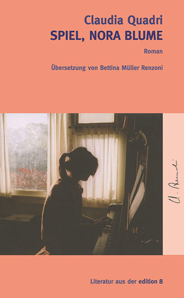 Nora Blume ist eine schöne, alleinstehende Pianistin. Sie hat auf eine Konzertlaufbahn verzichtet und unterrichtet bei sich zu Hause Jugendliche und Erwachsene. Sie liebt die Musik und ihren Flügel, weniger die Menschen. Ihren Ehemann Toni, mit dem sie trotz grosser Gegensätzlichkeit eine tiefe Liebe verband, hat sie verloren. Die lärmige Baustelle in der Nähe ihres schönen Hauses wird ihr bald die Aussicht auf den See rauben und geht ihr auf die Nerven. Nora Blume ist einsam und hadert mit ihrer Vergangenheit, die sie einzuholen droht. Doch vielleicht kommt es anders, als man meint. Leichtfüssig und mit feiner Ironie beschreibt Claudia Quadri eine heikle Phase im Leben, wo sich herauskristallisiert, was noch möglich und was wohl endgültig gelaufen ist. Mit ihrer knappen und doch bilderreichen Sprache lässt sie Atmosphären entstehen: mit präzis gestalteten Dialogen, mit wenigen Worten, die Welten schaffen.