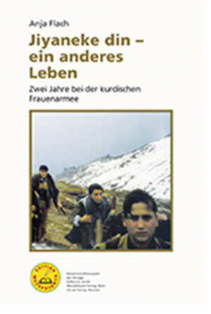 Mehr als zwei Jahre war Anja Flach als Internationalistin in Kurdistan und lernte dort das Leben der Guerillaeinheiten der Bewegung kennen und teilte es. Ihre Tagebuchaufzeichnungen verarbeitet sie zu diesem Buch, das zugleich den Alltag und die politische Entwicklung der kurdischen Freiheitsbewegung beschreibt.