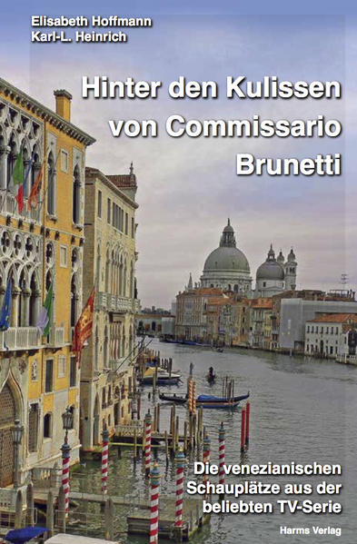 Werfen Sie einen Blick hinter die Filmkulissen des berühmten Commissario Brunetti in Venedig! Als Ergänzung zum bereits erschienen Kompendium über Donna Leons Romanschauplätze können Sie mit diesem Nachschlagewerk einen Streifzug zu rund 200 Drehorten aus den ARD Degeto Verfilmungen unternehmen, die in der gesamten Stadt mit ihren verträumten Kanälen, verwinkelten Gassen und lauschigen Plätzen zu finden sind. Helfen Sie den Commissario vor Ort beim Kauf eines Geburtstagsgeschenkes für Paola, verhaften Sie mit dem Vice-Questore einen Verdächtigen, begleiten Sie Sergente Vianello ins Fitnessstudio oder überführen Sie mit Signorina Elettra einen korrupten Adoptionsvermittler.gehört ein separater, detaillierter Stadtplan im Format 94 x 67 cm.