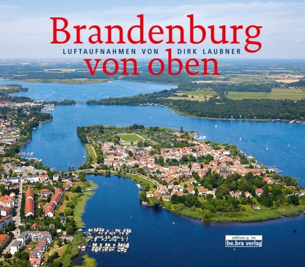 Mit spektakulären Luftaufnahmen bietet dieser Bildband einen faszinierenden Blick auf Brandenburgs Städte und Naturräume. Von oben eröffnen sich völlig neue Perspektiven auf unberührte Landschaften, auf Schlösser und Herrenhäuser, auf verträumte märkische Dörfer und liebevoll restaurierte Stadtkerne, aber auch auf Technik und Industriekultur wie das Schiffshebewerk in Niederfinow oder die zerklüftete Tagebaulandschaft in der Niederlausitz. Vom seenreichen Havelland über die Elbauen bei Wittenberge, von der Uckermark bis hin zum Spreewald – der Fotograf Dirk Laubner hat kein Highlight ausgelassen.