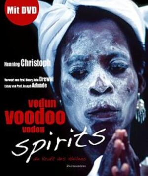 Voodoo Spirits ist eine Reise nach Benin, in das Mutterland des Voodoo- Kults, zu den Ursprüngen und verschiedenen Aspekten einer Religion, die Außenstehenden weitgehend verschlossen bleibt. Bekannte Voodoo- Insignien wirken zunächst befremdlich: Ziegenköpfe, Stoffpuppen, Hühnerfedern, Blut, sonderbare Amulette zum Schutz vor bösen Mächten. Voodoo ist Religion und Medizin in einem. Stundenlange Zeremonien zu Ehren verschiedener Götter, Trancezustände und Blutopfer sollen Heilung bringen. Energien, die ins Chaos geraten sind, finden wieder in die richtige Ordnung. Der Ethnologe und Fotograf Henning Christoph hat die Rituale, die zum Teil noch nie zuvor gefilmt wurden, mit der Kamera begleitet. Die Arbeit mit einem sehr kleinen Team versetzten Autor und Filmemacher in die Lage, dem Geschehen hautnah zu folgen. Buch: 160 illustrierte Seiten. Format 22 x 26 cm. Fadenheftung. Fester Einband. DVD: Spr. Frz./div. afrik. Sprachen. Sub: D. 70 Min. FSK 12. DD. Div. Extras. Nur bei uns.