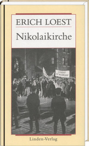 Auf alles war die Staatsmacht vorbereitet, nur nicht auf Widerstand mit Chorälen und Kerzen. Von den Friedensgebeten in der Leipziger Nikolaikirche aus wuchs der Wille zur Freiheit in der DDR der späten achtziger Jahre. Frauen und Männer der Kirchengruppen, Pfarrer und Geheimdienstleute sind die Figuren dieses Romans. Weit in die Vorgeschichte greift die Handlung, denn was an diesem 9. Oktober 1989 geschah, hat seine Wurzeln in den vergangenen Jahrzehnten, es geht auch zurück zum Mai 1968, als die Leipziger Universitätskirche gesprengt wurde. Doch als sich damals der Staub über ihren Trümmern verzog, wurde der Turm von St. Nikolai sichtbar. Der Vater Polizeigeneral, die Tochter fliegt aus der SED, ihr Bruder, Offizier der Stasi, warnt sie, sich mit den, wie er sie nennt, »Friedensschwestern« im Umfeld der Nikolaikirche einzulassen - der Riss, der die DDR bersten ließ, geht mitten durch eine Leipziger Familie.